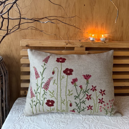 Ferdig brodert red flower pute i milø