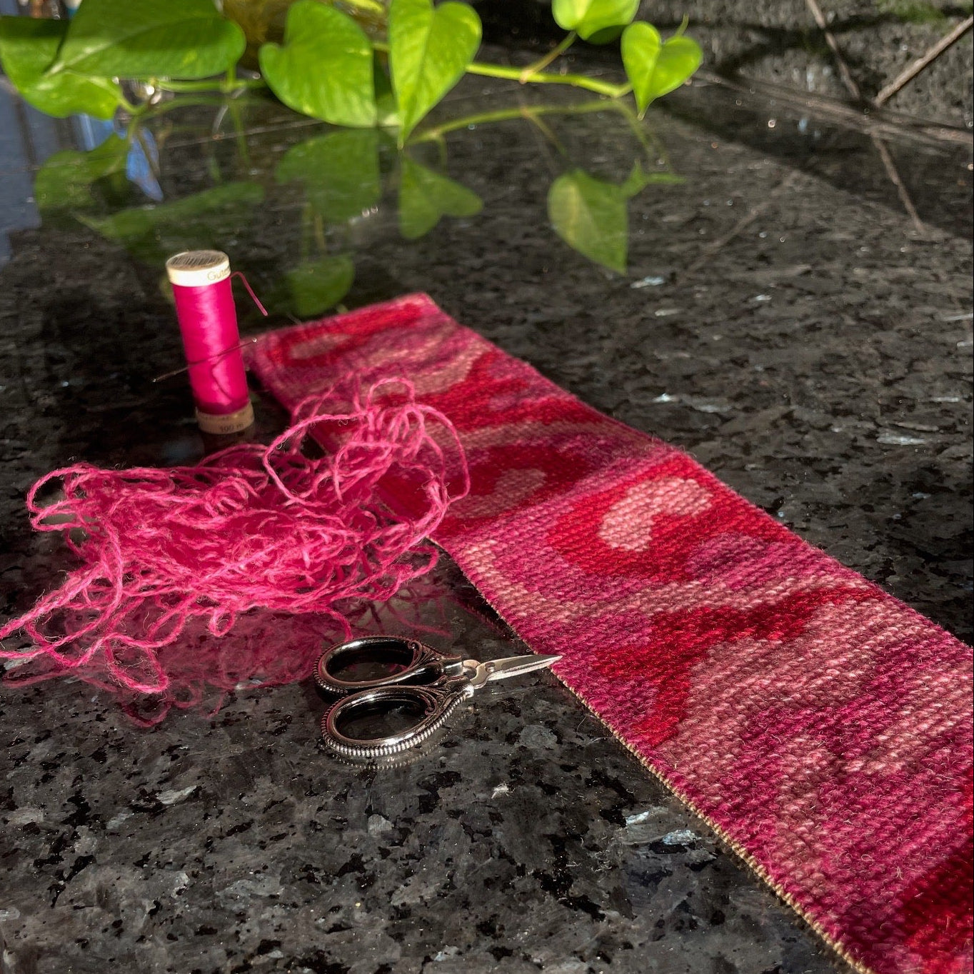 montering av Rosa waves brilleetui med saks og rosa trådsnelle