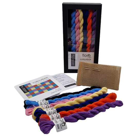 Boks med broderigarn, stramei, nål og oppskrifter