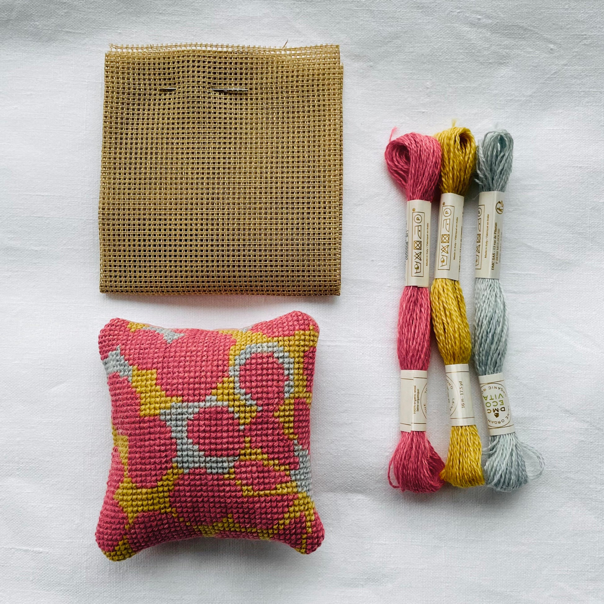 Stramei, broderigarn og ferdig montert småblomster nålepute