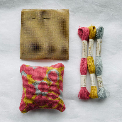 Stramei, broderigarn og ferdig montert småblomster nålepute