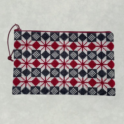 Ferdig Stella Rød clutch i tradisjonelt norsk mønster i rødt, sort og hvitt