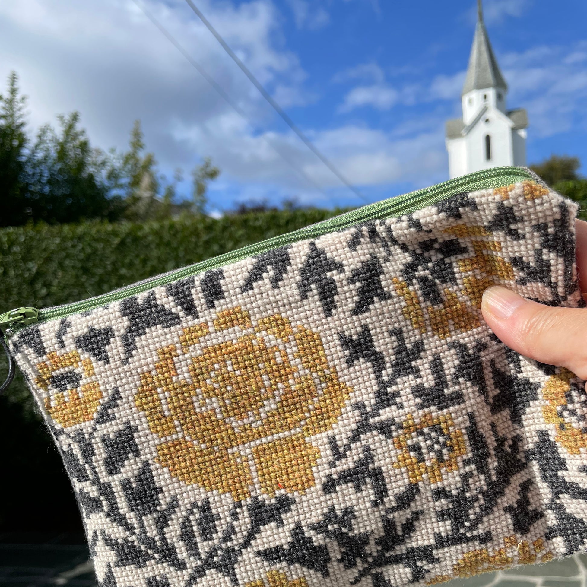 vildrose clutch i forgrunnen, skåre kirke i bakgrunnen