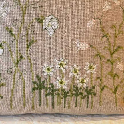 wild on pupose blomster pute ferdig. hvite markblomster med øyenstikker